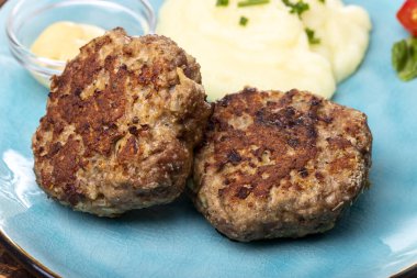 Bir tabakta iki bavyera köftesi 