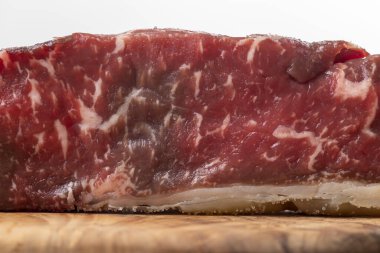 Zeytin ağacında çiğ biftek. 