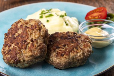 Bir tabakta iki bavyera köftesi 
