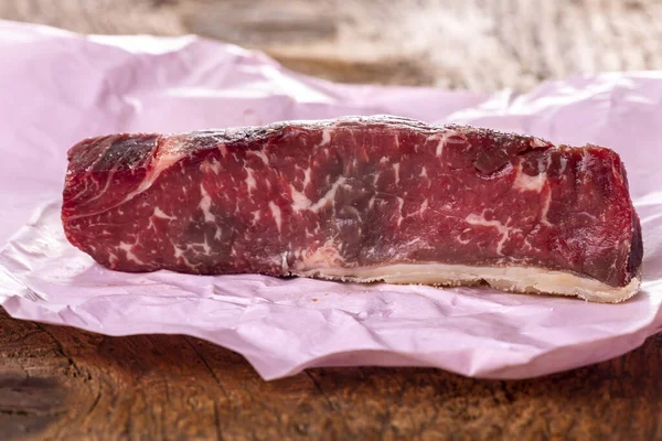 Steak Mentah Atas Kertas Merah Muda — Stok Foto