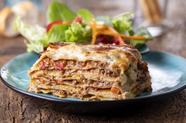 Bir tabak taze lazanya.