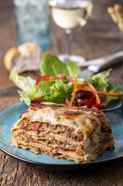 Bir tabak taze lazanya.