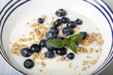 Yaban mersini, müsli ve yoğurt. 