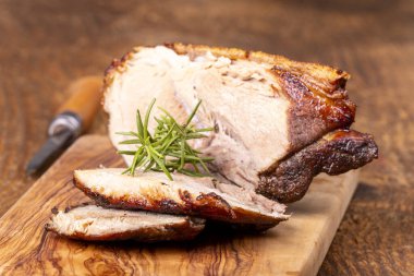 Dilimlenmiş Bavyera usulü kızarmış domuz eti. 