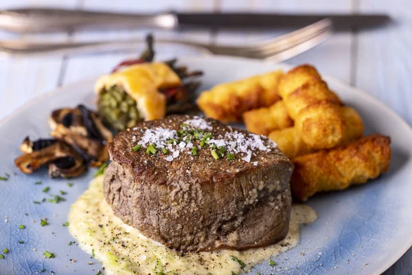 皿の上のステーキのクローズアップ — ストック写真