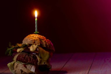 Koyu ahşap üzerinde ev yapımı çizburger. 