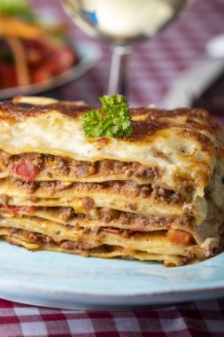 Bir tabak taze lazanya. 