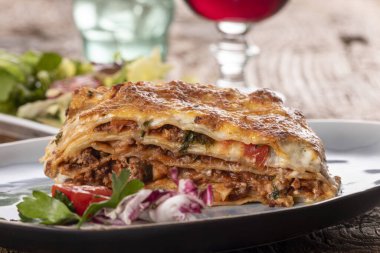 Tabakta bir porsiyon lazanya. 