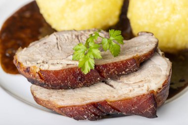 Bavyera usulü kızarmış domuz etli börek. 