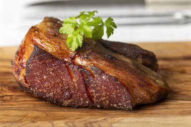 Bavyera usulü kızarmış domuz etli börek. 