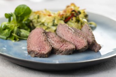 Tabakta domuz filetosu dilimleri