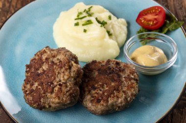 Bir tabakta iki bavyera köftesi