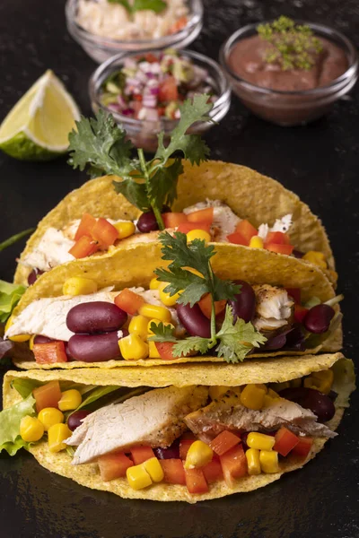 Tre Mexikanska Tacos Skiffer — Stockfoto