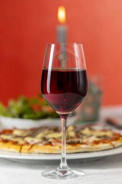 Wein Und Pizza Auf Dem Tisch — Stockfoto