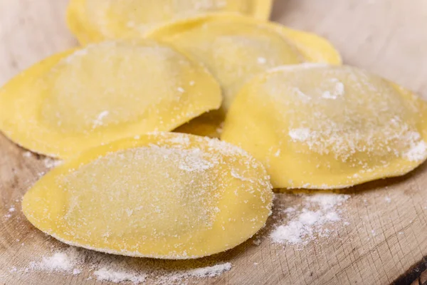 Rohe Italienische Tortelli Pasta Mit Mehl — Stockfoto