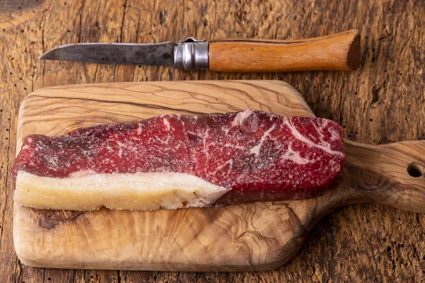 Rohes Steak Auf Olivenholz — Stockfoto
