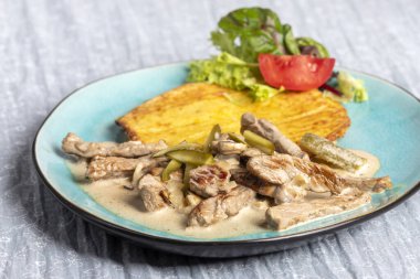 Mavi tabakta boeuf stroganoff. 