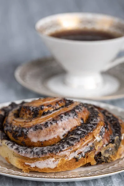 Haşhaş tohumlu bisküvinin yakın çekimi. 