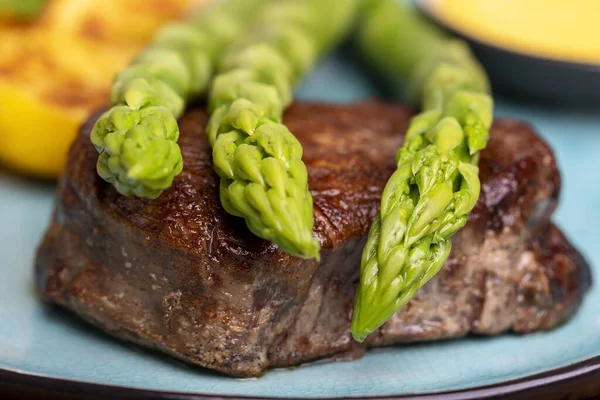 Asparagi Con Patate Una Bistecca — Foto Stock