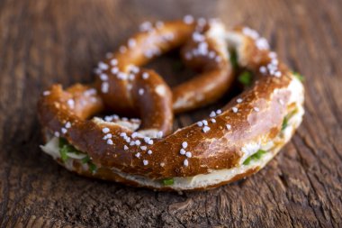 Tahtada tereyağlı Bavyera krakeri