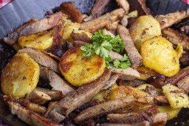 Bir tavada Avusturyalı patates homurtusu