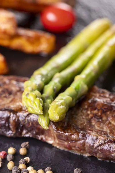 Zöld Spárga Steaken — Stock Fotó