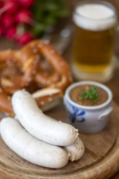 Tres Salchichas Blancas Bavarianas Con Mostaza —  Fotos de Stock