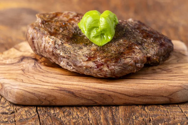 Überblick Über Ein Gegrilltes Steak Auf Holz — Stockfoto