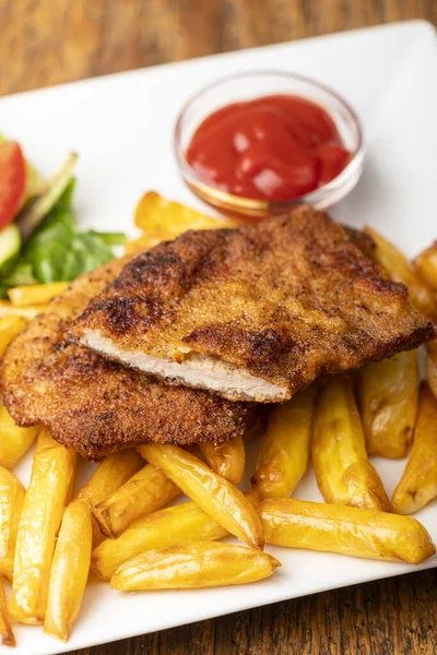 Wiener Schnitzel Met Frietjes Een Bord — Stockfoto