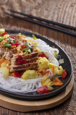 Buharı üstünde sıcak bir cızırtı.