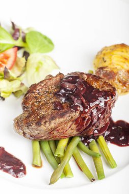 Biberiyeli biftek dilimleri. 