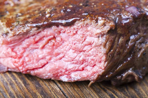 Scheiben Eines Steaks Auf Holz Mit Rosmarin — Stockfoto
