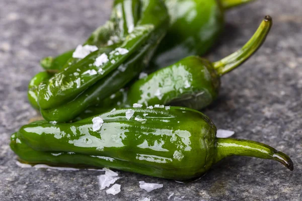 Verde Pimientos Padron Con Sale Marino — Foto Stock