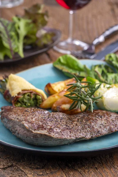 野菜とプレートの上のステーキ — ストック写真