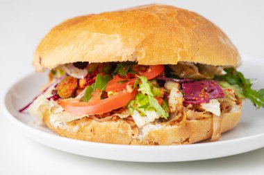 Beyaz tabakta doener kebap.