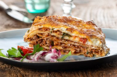 Tabakta bir porsiyon lazanya.