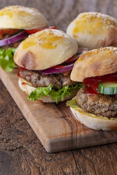 Tahtada dört küçük hamburger