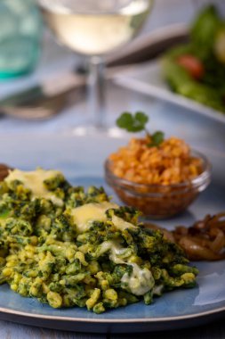 Bavyera ıspanaklı spaetzle tabakta