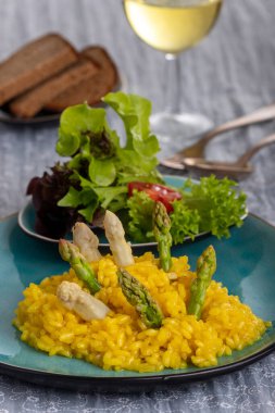 İtalyan kuşkonmaz risotto ve salata.
