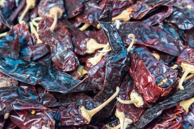 Bir markette kurutulmuş biber yığını.