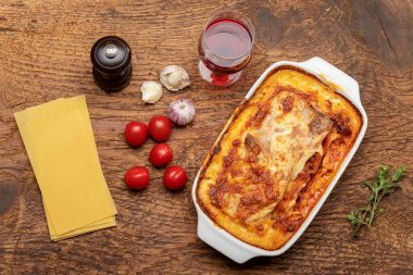 Biraz lazanya ve şarap.