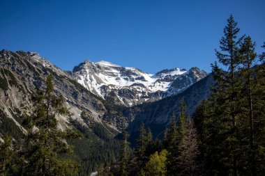 Alman Alplerinde bir dağ tükürüyor.