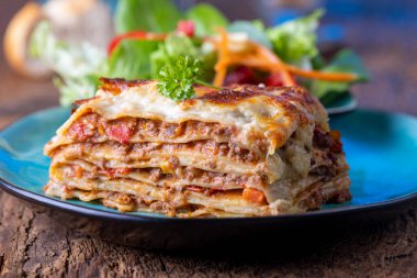 Bir tabak taze lazanya.