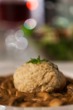 Mantar soslu ekmek köftesi.