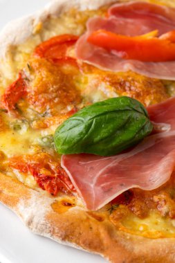 Jambonlu ve fesleğenli bir pizzanın ayrıntıları