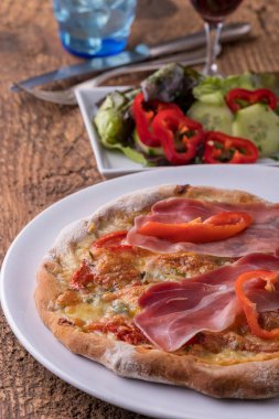 Jambonlu ve fesleğenli bir pizzanın ayrıntıları