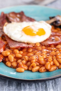 Tabakta tam teşekküllü kahvaltı