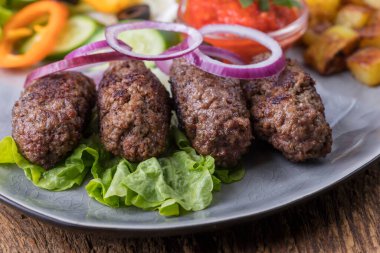 Bir tabakta cevapcici 'ye yaklaş