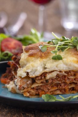 Tabakta bir porsiyon lazanya.