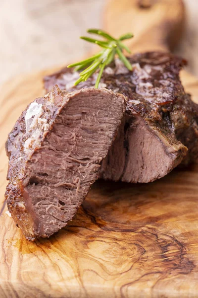Gegrilltes Saftiges Steak Auf Olivenholz — Stockfoto